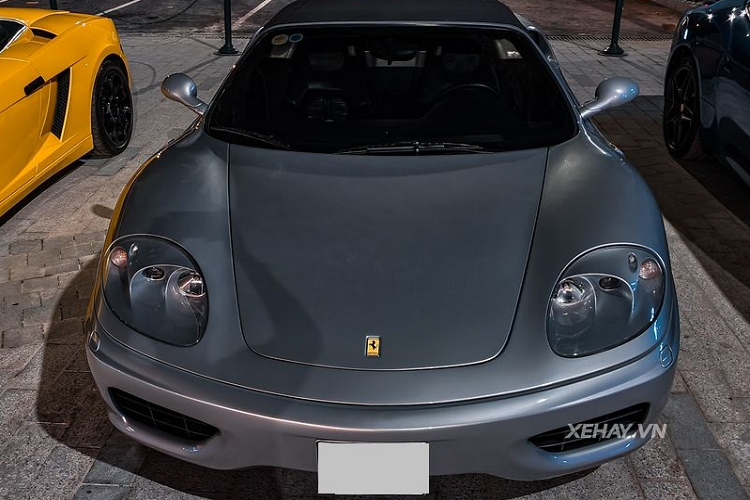 Vì vậy, Ferrari 360 Spider tại Việt Nam vẫn là mẫu xe được nhiều người mê xe cổ tìm kiếm. Siêu xe này sử dụng động cơ hút khí tự nhiên V8 3.5L sản sinh công suất 400 mã lực và mô-men xoắn 373 Nm, giúp xe tăng tốc từ 0-100 km/h trong khoảng 4,5 giây trước khi cán tốc độ tối đa 288 km/h.