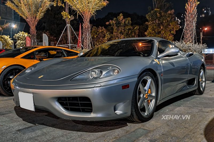 Chiếc Ferrari 360 Spider hàng hiếm trong bài có một "sơ yếu lý lịch" khá đặc biệt, ban đầu, xe thuộc sở hữu của doanh nhân Nguyễn Quốc Cường (Cường Đô la) với màu sơn bạc nguyên bản.