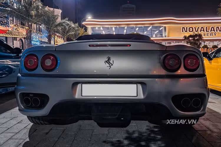 Ferrari 360 Spider sở hữu bộ mâm 5 chấu đơn cổ điển, đi kèm hệ thống phanh thể thao với má phanh Ferrari màu vàng nổi bật. Ngoài ra, siêu xe Ý vẫn giữ nguyên đèn pha hình oval và đèn hậu halogen 2 bóng kiểu tách biệt tương tự trên F430 hay 458 Italia.