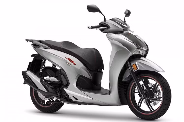 Dù chưa chính thức được bán ra nhưng xe ga Honda SH 350i đang được các đại lý HEAD nhận đặt cọc và chào bán với mức giá cao hơn khá nhiều so với giá đề xuất. Theo khảo sát tại một số đại lý, giá xe Honda SH 350i 2021 đang được chào bán ở mức 177,9 - 207,9 triệu đồng, tương đương với mức chênh lệch từ 30 - 50 triệu đồng so với giá bán lẻ đề xuất do Honda Việt Nam công bố trước đó.