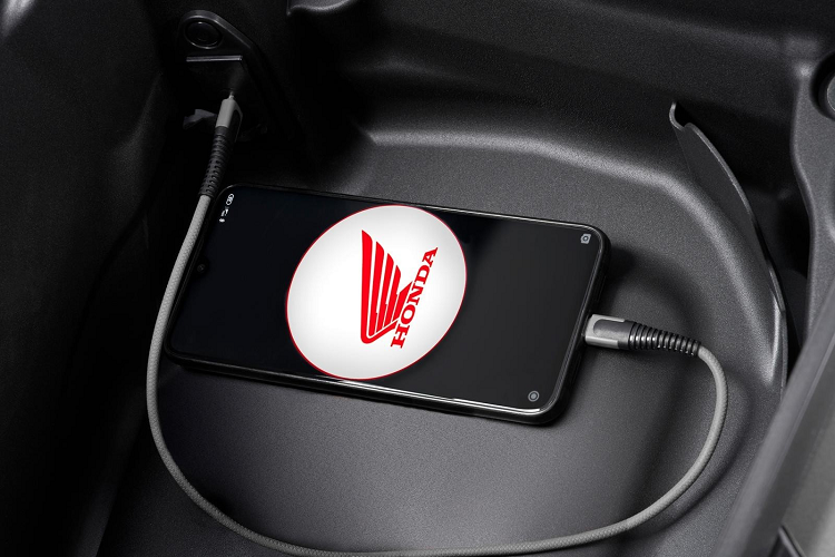 Trên thế hệ Honda SH 350i mới, xe mang thiết kế hoàn toàn mới với ngoại hình giá giống với SH 150i, nhưng tổng thể xe bề thế hơn và có ống xả đẹp mắt hơn. Các trang bị và công nghệ đáng chú ý trên xe có thể kể đến hệ thống chiếu sáng LED, hệ thống HSTC chống trượt, phanh ABS, khóa thông minh Smart Key và đồng hồ kỹ thuật số có thể kết nối với điện thoại thông minh qua Bluetooth.