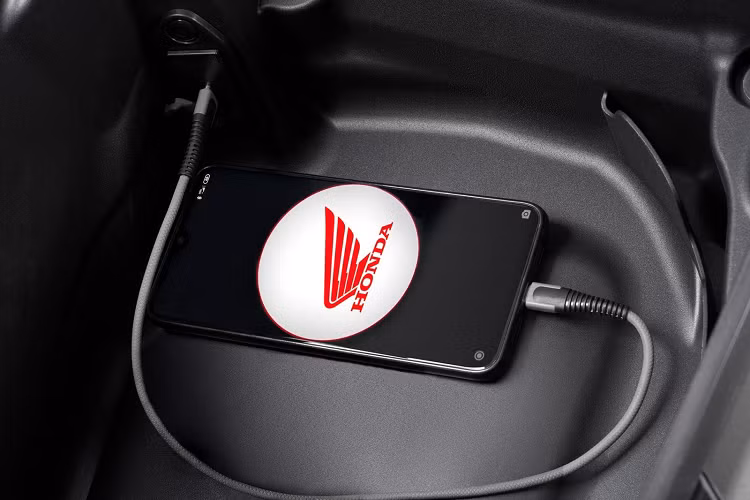 Trên thế hệ Honda SH 350i mới, xe mang thiết kế hoàn toàn mới với ngoại hình giá giống với SH 150i, nhưng tổng thể xe bề thế hơn và có ống xả đẹp mắt hơn. Các trang bị và công nghệ đáng chú ý trên xe có thể kể đến hệ thống chiếu sáng LED, hệ thống HSTC chống trượt, phanh ABS, khóa thông minh Smart Key và đồng hồ kỹ thuật số có thể kết nối với điện thoại thông minh qua Bluetooth.