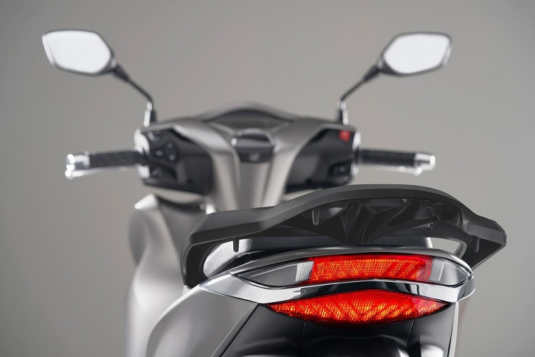 Tình trạng đội giá xe Honda không hề hiếm, đặc biệt là với dòng xe SH cao cấp vốn được nhiều người dùng Việt Nam ưa chuộng. Hai mẫu SH 125i và SH 150i từ trước đến nay luôn bị làm giá khá mạnh, thường chênh lệch từ 8 - 15 triệu đồng so với giá đề xuất.