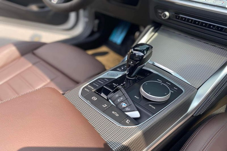 Ở bên trong, nội thất của chiếc 430i Convertible M Sport 2021 này được bọc da Vernasca màu nâu sẫm sang trọng với 4 chỗ ngồi tiện nghi, vô lăng M 3 chấu, đồng hỗ kỹ thuật số 12,3 inch, màn hình trung tâm 10,25 inch tương thích Apple CarPlay/Android Auto không dây, hệ thống âm thanh Harman Kardon, logo M Sport ở bệ cửa, dây đai an toàn M Sport...