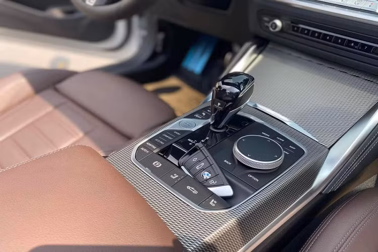 Ở bên trong, nội thất của chiếc 430i Convertible M Sport 2021 này được bọc da Vernasca màu nâu sẫm sang trọng với 4 chỗ ngồi tiện nghi, vô lăng M 3 chấu, đồng hỗ kỹ thuật số 12,3 inch, màn hình trung tâm 10,25 inch tương thích Apple CarPlay/Android Auto không dây, hệ thống âm thanh Harman Kardon, logo M Sport ở bệ cửa, dây đai an toàn M Sport...