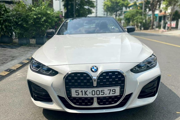 BMW 4-Series Convertible 2021 chính thức ra mắt thị trường Việt Nam hồi tháng 10 năm nay với duy nhất một phiên bản 430i, đi kèm gói ngoại thất M Sport giúp xe thêm thể thao và bắt mắt.