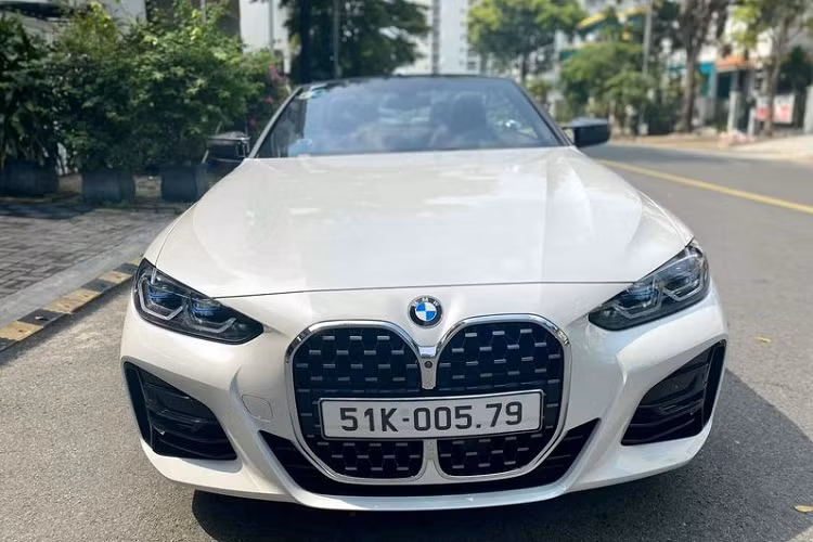 BMW 4-Series Convertible 2021 chính thức ra mắt thị trường Việt Nam hồi tháng 10 năm nay với duy nhất một phiên bản 430i, đi kèm gói ngoại thất M Sport giúp xe thêm thể thao và bắt mắt.