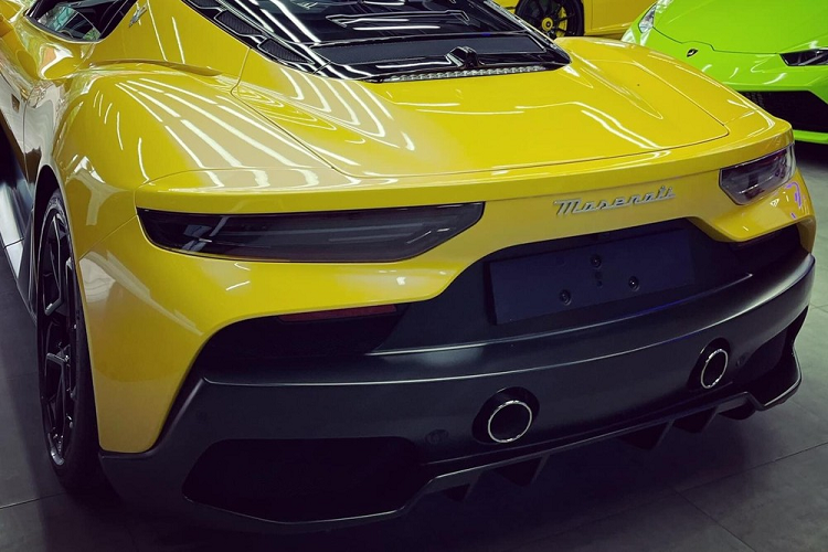 Cuối cùng, chiếc siêu xe Maserati MC20 đầu tiên về Việt Nam có bộ mâm đa chấu kép hoàn thành 1 tông màu đen thay vì 2 tông màu tương phản. La-zăng trên xe Maserati MC20 được đánh giá rất cá tính và làm nên vẻ đẹp riêng cho ngoại hình siêu xe đầu tiên của hãng xe Maserati. Mở cửa cánh bướm trên siêu xe Maserati MC20 có một không hai tại dải đất hình chữ S cho thấy xe có ghế ngồi thể thao với da kết hợp khung ghế carbon. Xe không có thêm tùy chọn sọc màu như ngoại thất mà thay vào đó là 1 tông màu đen.