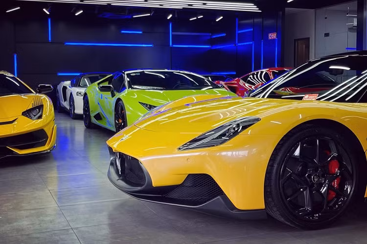 Hiện vẫn chưa rõ chiếc xe Maserati MC20 này đã có chủ nhân chưa, tuy nhiên, người nhập xe về dải đất hình chữ S này cho biết, sẽ sớm đón thêm 1 chiếc xe Maserati MC20 khác nhưng màu sơn cũng như trang bị theo xe vẫn là bí mật. Những hình ảnh Maserati MC20 độc nhất vô nhị tại dải đất hình chữ S cho thấy xe có màu sơn vàng Giallo Genio cùng với đó là hàng loạt chi tiết được sơn đen bao gồm lưới tản nhiệt, cản va trước, nẹp sườn, hốc gió hay cản va sau cùng với mui xe.