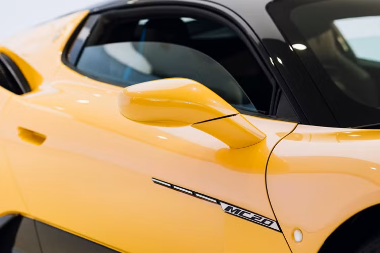 Chia đôi khoang lái của siêu xe Maserati MC20 là bảng điều khiển kéo dài với điểm nhấn là 1 phần được ốp carbon nhám, xe được trang bị màn hình cảm ứng 10 inch, phía dưới có núm chuyển chế độ lái... Hãng xe Maserati không trang bị động cơ V8 nổi tiếng của hãng xe Ferrari tạo ra cho mình trên 1 số dòng sản phẩm thay vào đó, thương hiệu logo cây đinh ba mang đến cho siêu xe Maserati MC20 đầu tiên xuất hiện tại Việt Nam khối động cơ xăng V6, dung tích 3.0 lít, tăng áp kép, nhỏ nhắn.