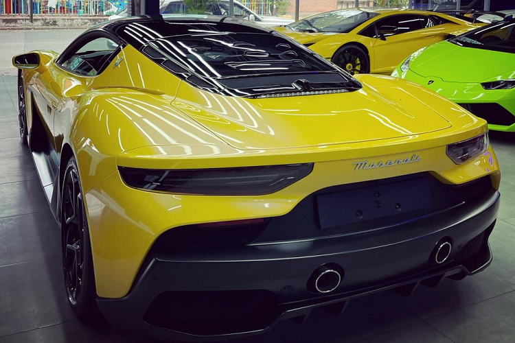 Mới đây nhất, hình ảnh của chiếc siêu xe Maserati MC20 độc nhất Việt Nam đã được chia sẻ lên mạng và cho thấy, xe hiện đang nằm trong 1 showroom có hàng chục siêu xe, xe siêu sang đắt đỏ với tổng trị giá ước tính trên trăm tỷ đồng. Những hình ảnh về chiếc xe Maserati MC20 đầu tiên về dải đất hình chữ S ngay lập tức thu hút sự quan tâm của cộng đồng mạng.