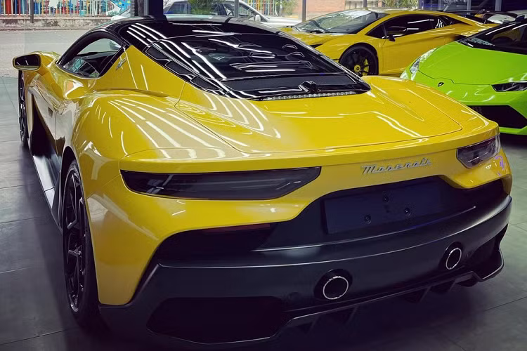 Mới đây nhất, hình ảnh của chiếc siêu xe Maserati MC20 độc nhất Việt Nam đã được chia sẻ lên mạng và cho thấy, xe hiện đang nằm trong 1 showroom có hàng chục siêu xe, xe siêu sang đắt đỏ với tổng trị giá ước tính trên trăm tỷ đồng. Những hình ảnh về chiếc xe Maserati MC20 đầu tiên về dải đất hình chữ S ngay lập tức thu hút sự quan tâm của cộng đồng mạng.