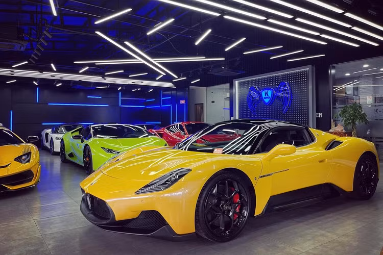 Trong suốt hơn 2 tháng qua, giới mê xe trong nước liên tục đón các thông tin vui khi một công ty nhập khẩu ở huyện Bình Chánh, Thành phố Hồ Chí Minh đã khá mạnh tay khi liên tục khui công các mẫu xe mới tinh về dải đất hình chữ S có thể kể đến như Lamborghini Huracan EVO và đặc biệt là bộ đôi Lamborghini Huracan STO cũng như Maserati MC20 đời mới đang rất hot trên thế giới hiện nay.