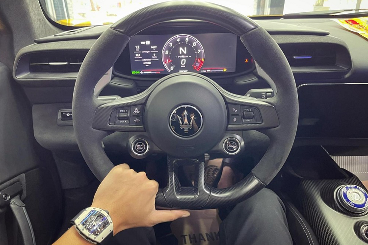 Không quá khó để thấy đây chính là nơi bán siêu xe được cho là đỉnh nhất ở huyện Bình Chánh khi trong showroom có nhiều mẫu xe đầu tiên hoặc là độc nhất Việt Nam bao gồm McLaren GT, Lamborghini Huracan STO và Lamborghini Huracan EVO cũng như bản giới hạn như Lamborghini Aventador SVJ và mới nhất là thành viên Maserati MC20.