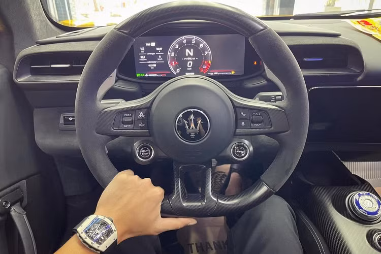 Không quá khó để thấy đây chính là nơi bán siêu xe được cho là đỉnh nhất ở huyện Bình Chánh khi trong showroom có nhiều mẫu xe đầu tiên hoặc là độc nhất Việt Nam bao gồm McLaren GT, Lamborghini Huracan STO và Lamborghini Huracan EVO cũng như bản giới hạn như Lamborghini Aventador SVJ và mới nhất là thành viên Maserati MC20.