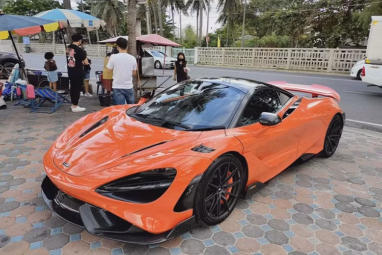 Để mang đến trọng lượng 1.229 kg cho siêu xe McLaren 765LT phải kể đến nhiều chi tiết được làm từ sợi carbon tiên tiến, ống xả titan với bốn cửa ra từ phía sau cũng như kính xe mỏng hơn. Siêu xe hàng hiếm McLaren 765LT sẽ cưỡi trên bộ bánh xe 10 chấu độc quyền đi kèm với lốp Pirelli P Zero Trofeo R. Phía bên trong là phanh gốm carbon lấy ý tưởng của McLaren Senna. Có thể thấy xe có bộ cản va trước, nẹp sườn hoàn toàn bằng carbon và thiết kế rất hầm hố trông như một mẫu xe bước ra từ đường đua.