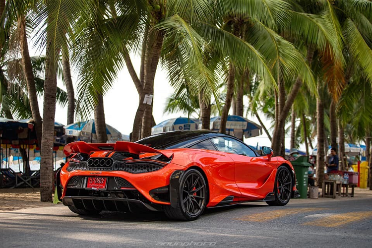 Hiện chưa rõ mức giá xe McLaren 765LT thứ 2 về Thái Lan, chỉ biết rằng, McLaren 765LT đầu tiên về đây có giá bán 50 triệu Baht, (tương đương 38 tỷ đồng). Mức giá này đã bao gồm rất nhiều tuỳ chọn mà đại lý Niche Cars Group Motor trang bị cho xe như carbon hay hốc gió trên mui xe có giá hơn 1,5 tỷ đồng tại nước ngoài.