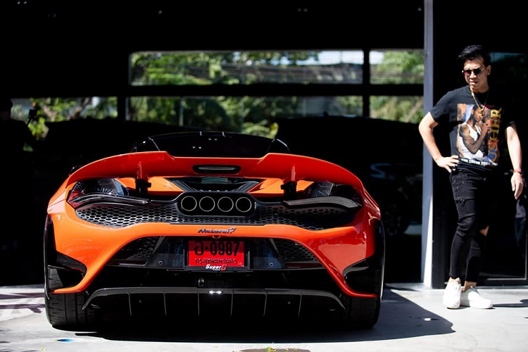 Hiện không rõ là có đại gia Việt nào đã đủ máu để lên kế hoạch mang về nước 1 trong 765 chiếc siêu xe McLaren 765LT được sản xuất hay không nhưng đại gia Thái Lan đã có 8 suất mua siêu xe giới hạn McLaren 765LT và ít nhất 2 chiếc đã về đến nước này. McLaren 765LT sẽ là một chiếc siêu xe đua drag đỉnh hơn nữa so với McLaren 720S . Đầu tiên chính là việc khối động cơ V8, dung tích 4.0 lít, tăng áp kép quen thuộc của siêu xe McLaren 720S vẫn được trang bị cho McLaren 765LT. Nhưng các kỹ sư Anh đã "phù phép" lại nhằm mang đến cho xe công suất tối đa 755 mã lực, cao hơn 35 mã lực so với McLaren 720S.