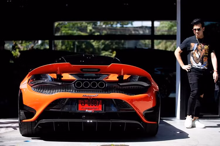 Hiện không rõ là có đại gia Việt nào đã đủ máu để lên kế hoạch mang về nước 1 trong 765 chiếc siêu xe McLaren 765LT được sản xuất hay không nhưng đại gia Thái Lan đã có 8 suất mua siêu xe giới hạn McLaren 765LT và ít nhất 2 chiếc đã về đến nước này. McLaren 765LT sẽ là một chiếc siêu xe đua drag đỉnh hơn nữa so với McLaren 720S . Đầu tiên chính là việc khối động cơ V8, dung tích 4.0 lít, tăng áp kép quen thuộc của siêu xe McLaren 720S vẫn được trang bị cho McLaren 765LT. Nhưng các kỹ sư Anh đã "phù phép" lại nhằm mang đến cho xe công suất tối đa 755 mã lực, cao hơn 35 mã lực so với McLaren 720S.