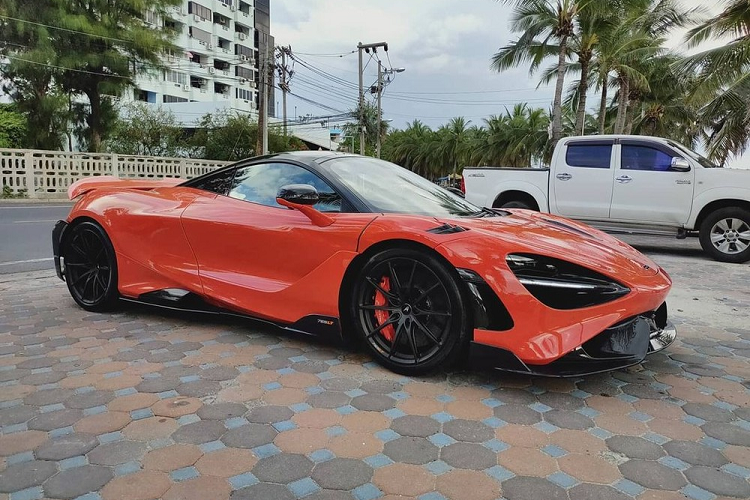 Khoang lái của siêu xe phiên bản giới hạn McLaren 765LT chỉ gói gọn trong một từ mà các dân chơi đều muốn xe của mình có càng nhiều càng tốt, đó chính là carbon. Ngoài ra là da Alcantara màu đen. Để giúp McLaren 765LT có trọng lượng lý tưởng là 1.229 kg, hãng xe Anh quốc đã bỏ đi trang bị tiêu chuẩn là loa và hệ thống điều hoà.