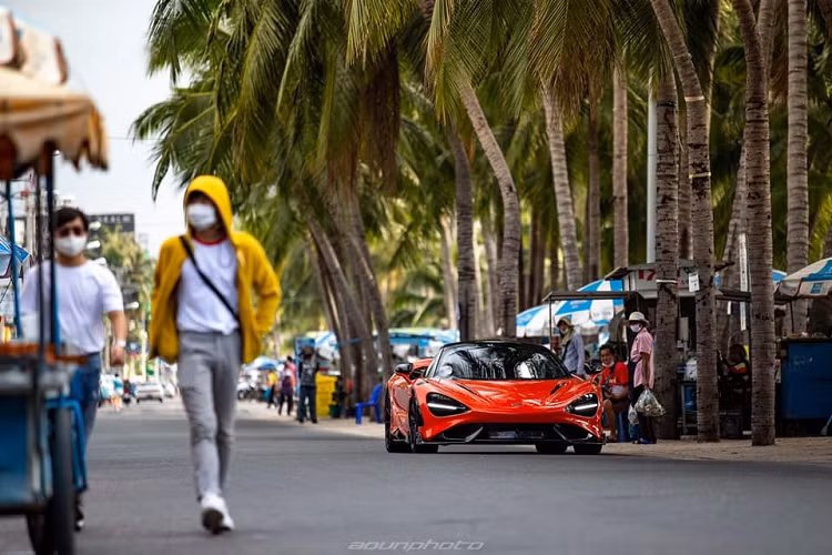 Khác với chiếc siêu xe McLaren 765LT đầu tiên về Thái Lan, chiếc McLaren 765LT này đã có chủ nhân đặt mua từ trước và đây cũng chính là 1 trong những chiếc siêu xe McLaren 765LT hiếm hoi lăn bánh trên đường phố tại châu Á hiện nay.