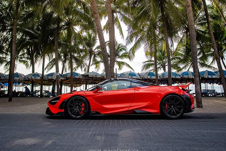 Chiếc McLaren 765LT hàng hiếm này được chủ nhân cho đi dạo biển ở Bang Saen, nằm ở Tambon Saen Suk, huyện Mueang, tỉnh Chon, phía đông Thái Lan. Chiếc siêu xe McLaren 765LT thứ 2 về Thái Lan có màu sơn cam Nardo Orange rất nổi bật và đây cũng chính là bộ áo "thửa riêng" cho dòng xe McLaren 765LT lúc mới ra mắt trên thế giới. Ngoài màu cam, ngoại hình của xe còn có nhiều chi tiết carbon và bộ mâm sơn màu tối làm điểm nhấn.