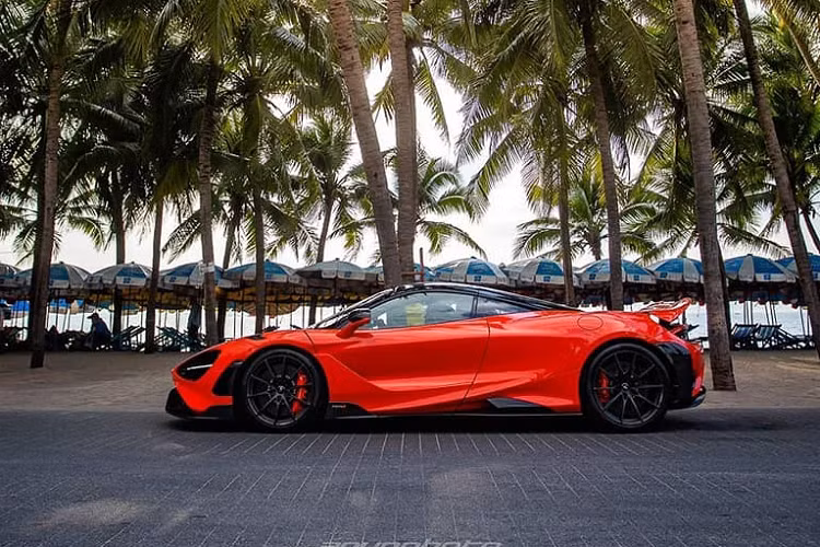 Chiếc McLaren 765LT hàng hiếm này được chủ nhân cho đi dạo biển ở Bang Saen, nằm ở Tambon Saen Suk, huyện Mueang, tỉnh Chon, phía đông Thái Lan. Chiếc siêu xe McLaren 765LT thứ 2 về Thái Lan có màu sơn cam Nardo Orange rất nổi bật và đây cũng chính là bộ áo "thửa riêng" cho dòng xe McLaren 765LT lúc mới ra mắt trên thế giới. Ngoài màu cam, ngoại hình của xe còn có nhiều chi tiết carbon và bộ mâm sơn màu tối làm điểm nhấn.