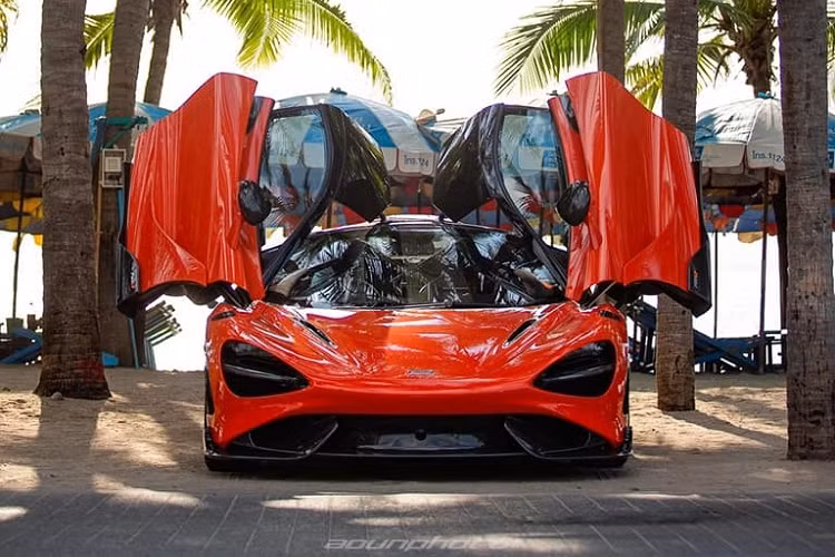 Thông tin về việc đại gia Thái Lan đã tậu chiếc siêu xe McLaren 765LT thứ 2 khiến không ít người yêu xe ở Đông Nam Á tỏ ra phát hờn vì các đại gia ở đây thực sự chịu chơi. Một số đất nước có thế mạnh chơi siêu xe tại Asean cũng phải chờ sang năm mới được bàn giao McLaren 765LT. Khá thú vị là dù chiếc siêu xe McLaren 765LT mới về Thái là xe thứ 2 ở đây nhưng lại là chiếc đầu tiên được nhìn thấy lăn bánh trên đường phố.