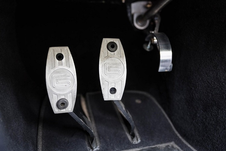 Mở nắp capô lên và bạn sẽ tìm thấy thêm nhiều chi tiết bằng crôm trong khoang động cơ. Ngược lại, cabin xe được hoàn thiện trong chất liệu da màu đen với mặt táp lô bọc da, nhưng tất cả đều toát lên một vẻ sang trọng, cao cấp và đẹp mắt.