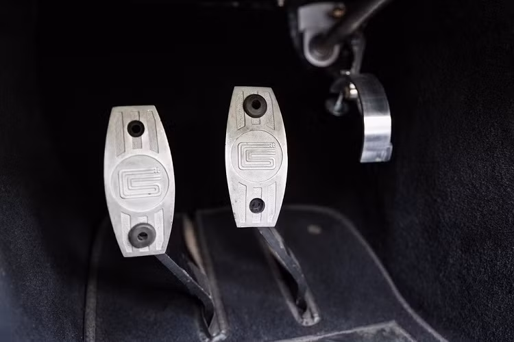 Mở nắp capô lên và bạn sẽ tìm thấy thêm nhiều chi tiết bằng crôm trong khoang động cơ. Ngược lại, cabin xe được hoàn thiện trong chất liệu da màu đen với mặt táp lô bọc da, nhưng tất cả đều toát lên một vẻ sang trọng, cao cấp và đẹp mắt.