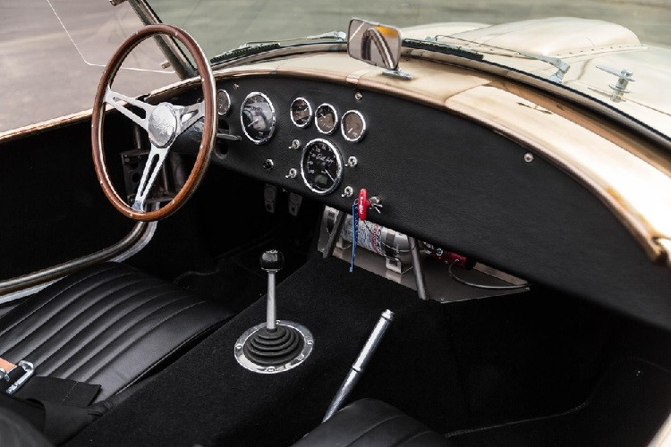 Cân nhắc tất cả những gì kể trên, chúng ta có thể đoán biết là chiếc Shelby Cobra 1965 bản sao này không hề có giá rẻ.