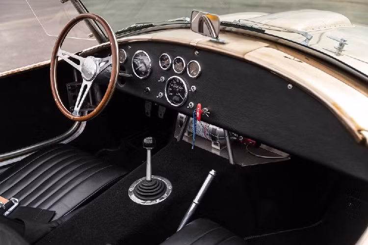 Cân nhắc tất cả những gì kể trên, chúng ta có thể đoán biết là chiếc Shelby Cobra 1965 bản sao này không hề có giá rẻ.