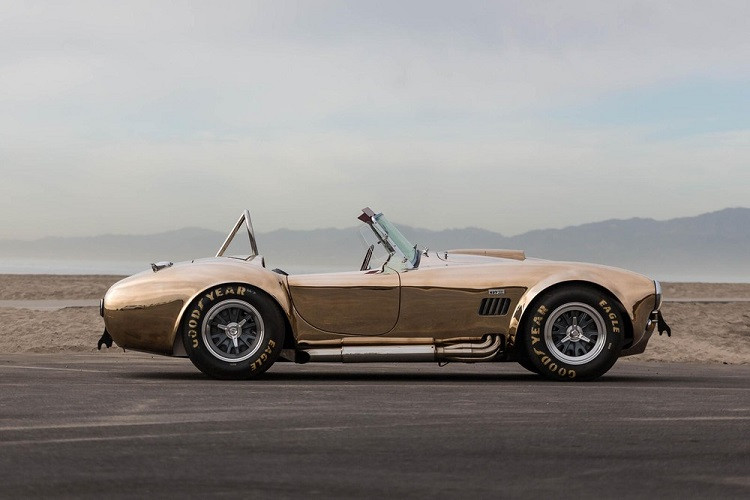 Hiện tại, giá xe Shelby Cobra 1965 nhái đang được chào bán tại RM Sotheby's với mức 475.000 USD (khoảng 10,9 tỷ đồng), đắt hơn số tiền để mua 9 chiếc Mustang Mach 1. Công bằng mà nói, giá như thế có lẽ còn là rẻ đối với một chiếc xe đẳng cấp đến thế này.
