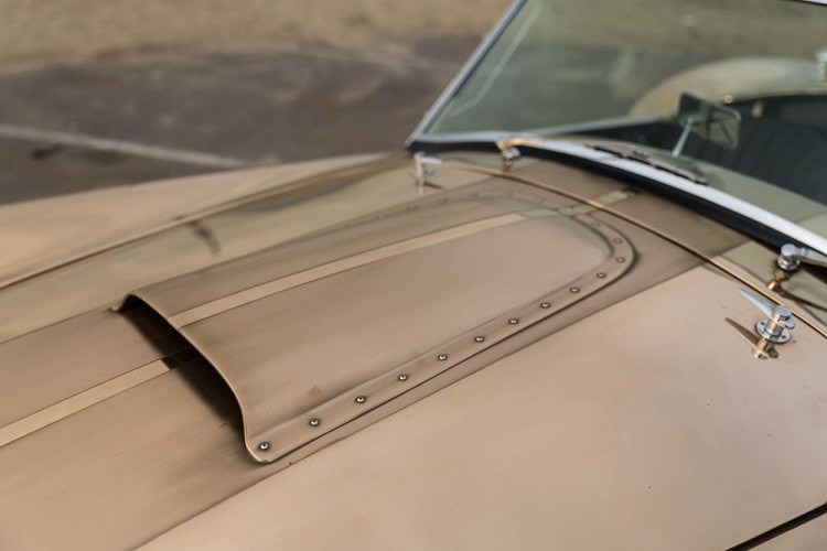 Nó được đánh bóng bằng tay và có các sọc đặc trưng ở giữa được chải khéo léo mà không cần dùng sơn. Phía sườn xe có sự hiện diện của hai ống xả bằng thép chống gỉ, kết hợp cùng khung chống lật và bộ la-zăng mạ crôm bóng bẩy, chúng tạo nên một nét tương phản đẹp mắt.