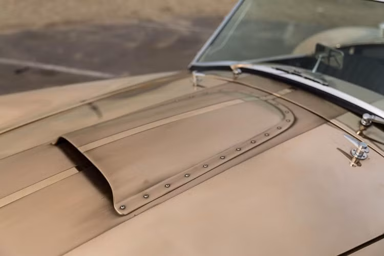 Nó được đánh bóng bằng tay và có các sọc đặc trưng ở giữa được chải khéo léo mà không cần dùng sơn. Phía sườn xe có sự hiện diện của hai ống xả bằng thép chống gỉ, kết hợp cùng khung chống lật và bộ la-zăng mạ crôm bóng bẩy, chúng tạo nên một nét tương phản đẹp mắt.