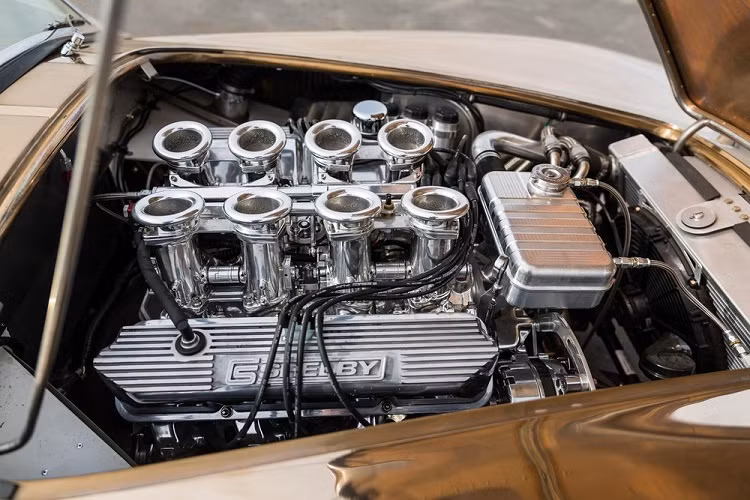 Cụ thể, chiếc xe bản sao này được chế tạo bởi Kirkham Motorsports ở Utah và có một thân vỏ làm không phải bằng thép hoặc nhôm sơn màu mà là đồng uốn thủ công và không hề sơn chút nào.