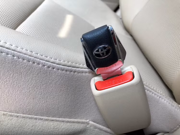 Nhung trang bi an toan tren oto dang bi su dung sai cach