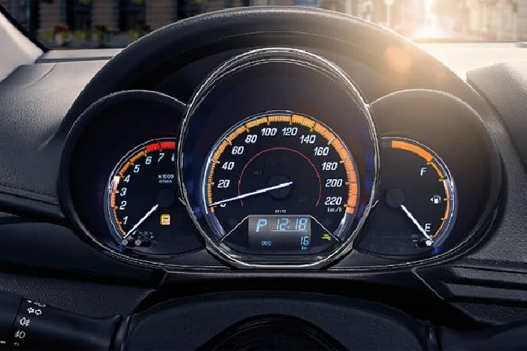 Bên trong Toyota Vios 2022 là không gian nội thất đương nhiên cũng không giống xe ở Việt Nam, được thể hiện qua thiết kế vô lăng, bảng đồng hồ, mặt táp-lô, màn hình, cửa gió điều hòa và mặt cửa. Đặc biệt, mẫu xe này không hề có màn hình thông tin giải trí dạng cảm ứng như Toyota Vios ở Việt Nam. Ở phiên bản 2022, Toyota Vios tại Trung Quốc có những trang bị mới như bảng đồng hồ và vô lăng tích hợp phím chức năng. Bên cạnh đó là tính năng mở cửa không cần chìa khóa, nút bấm khởi động máy và hệ thống kiểm soát hành trình.