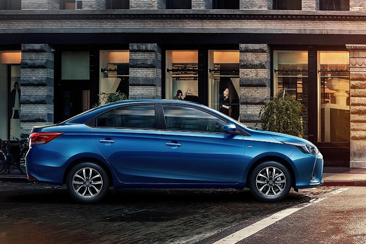 Bên sườn, mẫu sedan cỡ B này có đường dập gân sắc sảo, kéo dài từ đèn pha đến đèn hậu. Nằm sát cạnh đó là một đường gân khác, kéo từ chắn bùn trước tới đèn hậu. Ngoài ra, xe còn có bộ vành hợp kim 5 chấu kép, được sơn phối 2 màu thể thao.