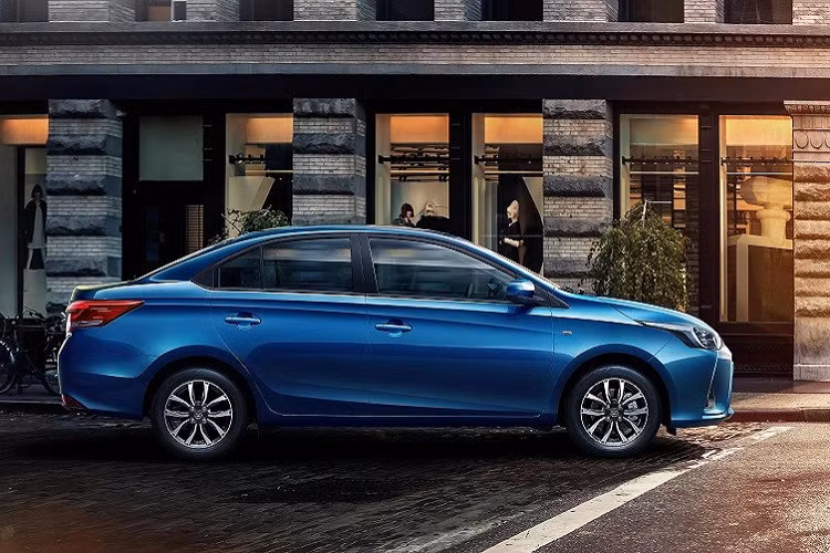 Bên sườn, mẫu sedan cỡ B này có đường dập gân sắc sảo, kéo dài từ đèn pha đến đèn hậu. Nằm sát cạnh đó là một đường gân khác, kéo từ chắn bùn trước tới đèn hậu. Ngoài ra, xe còn có bộ vành hợp kim 5 chấu kép, được sơn phối 2 màu thể thao.