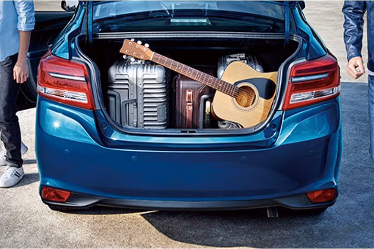 Cuối cùng là những trang bị an toàn khá cơ bản như hệ thống hỗ trợ khởi hành ngang dốc, hệ thống cân bằng điện tử và hệ thống chống bó cứng phanh ABS. Tại thị trường Trung Quốc, Toyota Vios 2022 được chia thành 2 phiên bản là Leading Plus và Deluxe Plus. Giá xe Toyota Vios 2022 mới tại Trung Quốc dao động từ 87.800 - 93.800 Nhân dân tệ (khoảng 307 - 328 triệu đồng), rẻ hơn đáng kể so với xe ở Việt Nam.