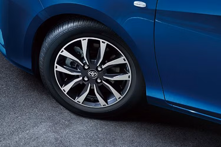 Đằng sau Toyota Vios 2022 dành cho thị trường Trung Quốc có cụm đèn hậu hình chữ "C", nối với nhau bằng dải mạ crôm ở giữa. Ở phiên bản 2022, xe còn được bổ sung màu xanh dương và đen khói mới nhằm thu hút khách hàng trẻ tuổi hơn.