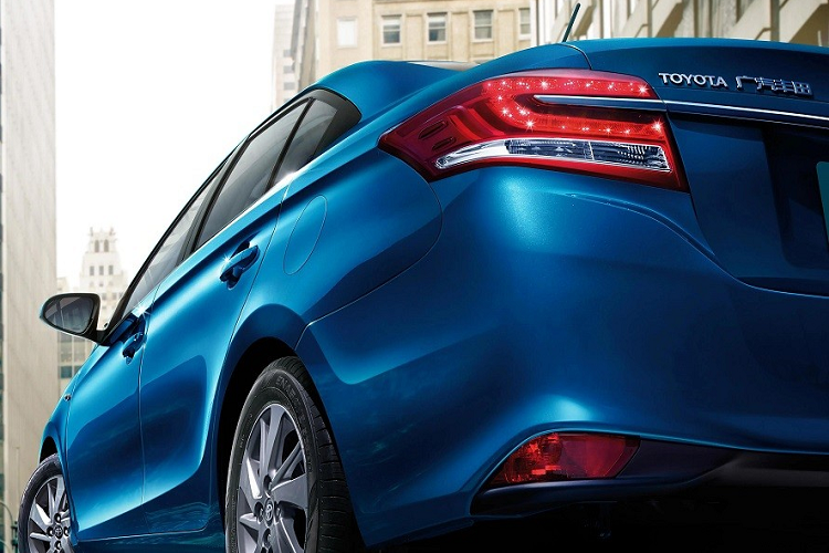 Về kích thước, Toyota Vios 2022 dành cho Trung Quốc sở hữu chiều dài 4.440 mm, chiều rộng 1.700 mm, chiều cao 1.490 mm và chiều dài cơ sở 2.550 mm. So với xe ở Việt Nam, Toyota Vios 2022 tại thị trường hàng xóm dài hơn 15 mm, ngắn hơn 30 mm và cao hơn 15 mm trong khi chiều dài cơ sở giống hệt.