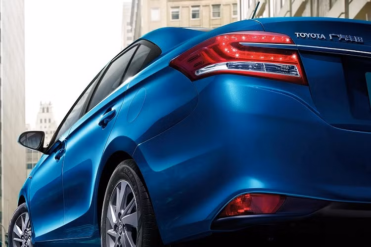 Về kích thước, Toyota Vios 2022 dành cho Trung Quốc sở hữu chiều dài 4.440 mm, chiều rộng 1.700 mm, chiều cao 1.490 mm và chiều dài cơ sở 2.550 mm. So với xe ở Việt Nam, Toyota Vios 2022 tại thị trường hàng xóm dài hơn 15 mm, ngắn hơn 30 mm và cao hơn 15 mm trong khi chiều dài cơ sở giống hệt.