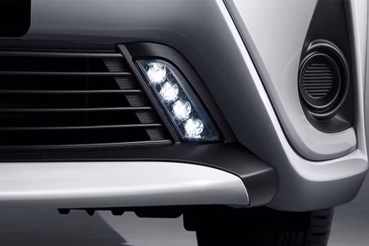 Ngoài ra, Toyota Vios 2022 ở Trung Quốc còn có 2 hốc gió hình tròn nhỏ nằm ở 2 góc cản trước. Trong khi đó, cụm đèn pha được thiết kế vuốt dài về phía sau, ăn sâu vào chắn bùn trước.