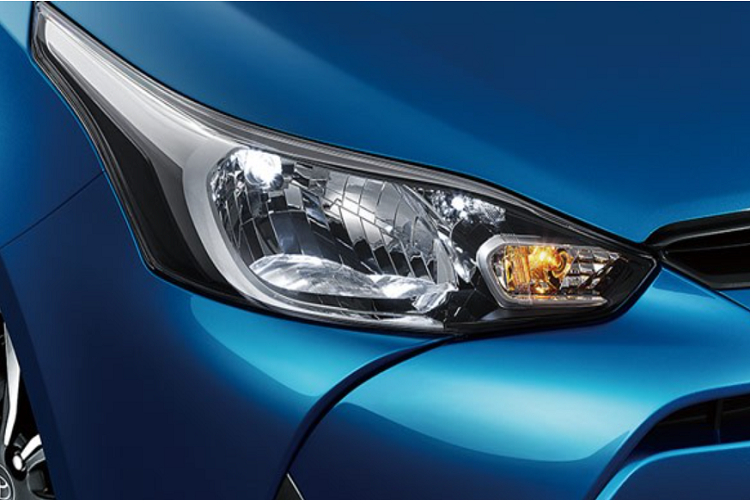 Mới đây, hãng Toyota đã tung ra phiên bản nâng cấp nhẹ của Vios tại thị trường Trung Quốc. Là sản phẩm của liên doanh GAC Toyota tại Trung Quốc, Vios 2022 sở hữu thiết kế đầu xe hoàn toàn khác biệt so với xe ở Việt Nam. Cụ thể, Vios 2022 ở Trung Quốc được trang bị lưới tản nhiệt trên khá hẹp, tích hợp logo của hãng Toyota và nối liền với đèn pha hai bên. Bên dưới là một khe gió khá dài, nằm ngay trên khung lắp biển số. Tiếp đến là hốc gió trung tâm hình thang khá rộng, đi kèm 2 dải đèn LED định vị ban ngày nằm dọc.