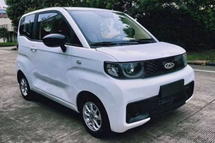 Trong những năm qua, việc một số hãng ôtô Trung Quốc "nhái" thiết kế của các mẫu xe nổi tiếng trên thế giới như Porsche Macan hay Range Rover Evoque đã không còn là chuyện lạ. Thế nhưng, hiếm có hãng ôtô Trung Quốc nào lại sao chép thiết kế của một mẫu xe nội địa như trường hợp của Chery.