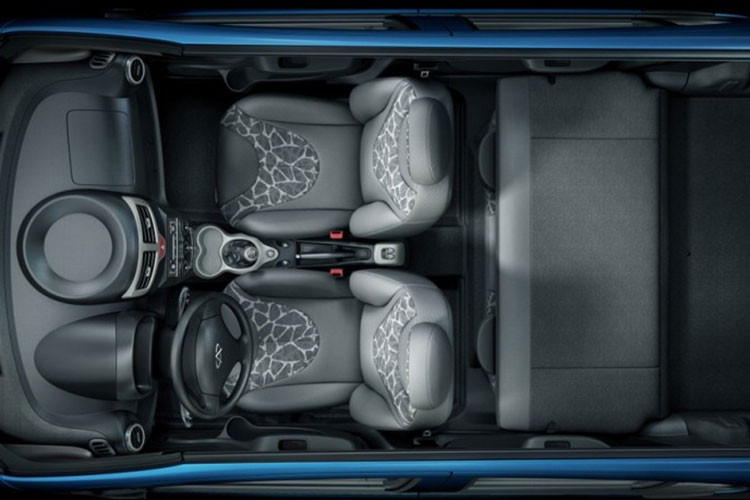 Bên trong Chery QQ Ice Cream là không gian nội thất 4 chỗ ngồi giống với Wuling Hongguang Mini EV. Vì kích thước nhỏ nên Chery QQ Ice Cream không có khoang hành lý. Muốn chở đồ, người dùng phải gập 2 ghế sau xuống. Điều này hoàn toàn giống với công thức được áp dụng cho Wuling Hongguang Mini EV.