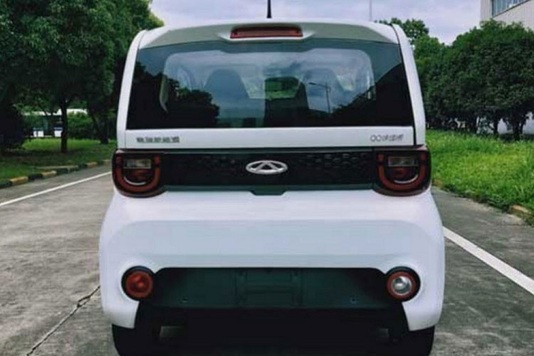 Không chỉ tương đồng trong thiết kế ngoại thất, Chery QQ Ice Cream còn sở hữu kích thước gần như ngang ngửa với Wuling Hongguang Mini EV. Cụ thể, Chery QQ Ice Cream có chiều dài 2.980 mm, chiều cao 1.640 mm, chiều rộng 1.500 mm và chiều dài cơ sở 1.960 mm.