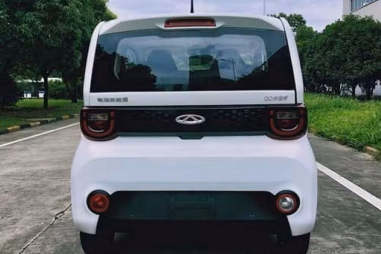 Không chỉ tương đồng trong thiết kế ngoại thất, Chery QQ Ice Cream còn sở hữu kích thước gần như ngang ngửa với Wuling Hongguang Mini EV. Cụ thể, Chery QQ Ice Cream có chiều dài 2.980 mm, chiều cao 1.640 mm, chiều rộng 1.500 mm và chiều dài cơ sở 1.960 mm.